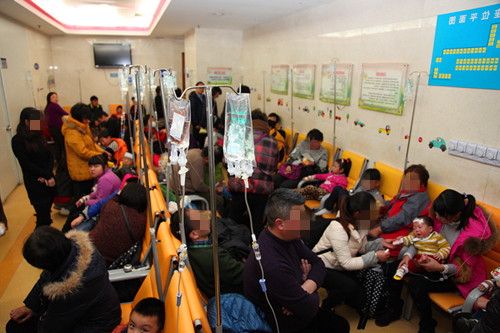 家长给女儿洗澡发现腹部鼓起来,妈妈给小孩洗澡发现问题