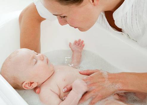 玛丽说有一种手忙脚乱，是你给他洗澡