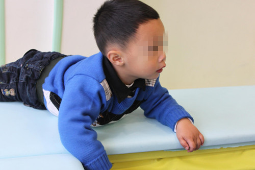 家长给女儿洗澡发现腹部鼓起来,妈妈给小孩洗澡发现问题