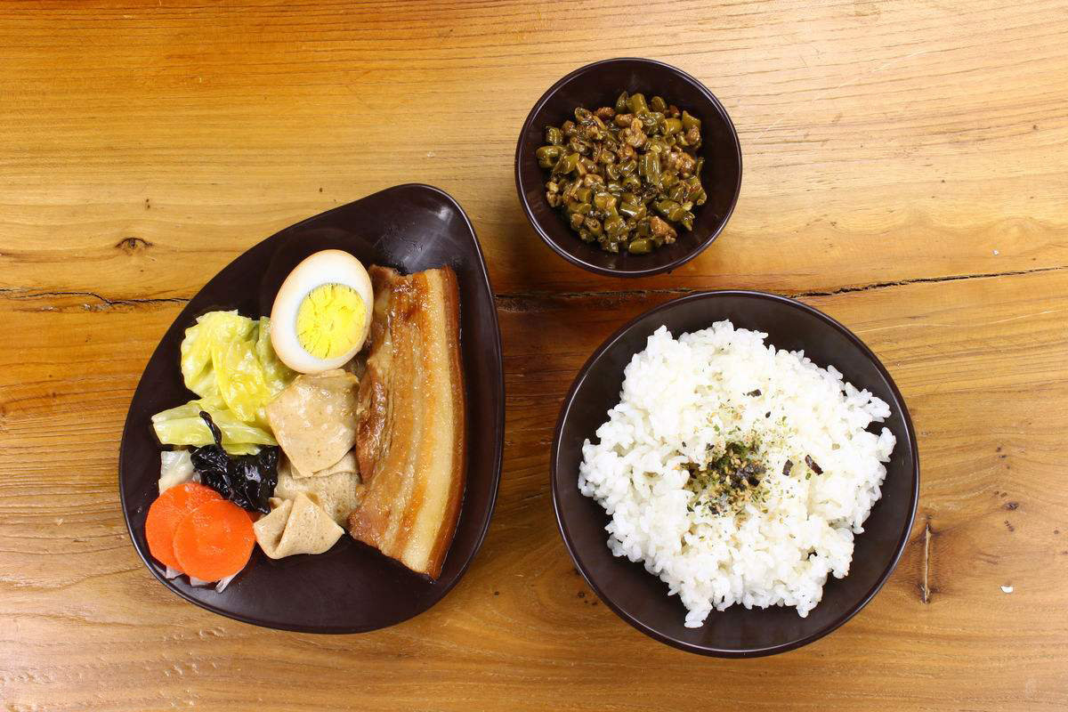 你吃过山东济宁的甏肉干饭吗,济宁名吃甏肉干饭牛肉板面套餐