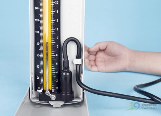 家用简单血压计怎么用视频教程,使用台式血压计时低压以何为准
