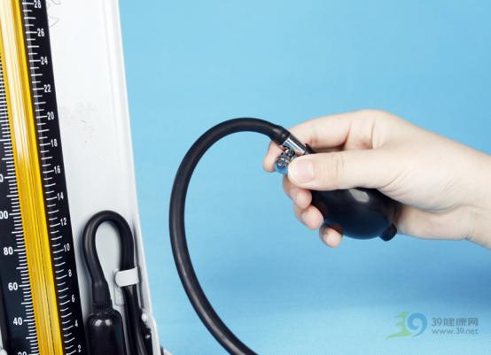 家用简单血压计怎么用视频教程,使用台式血压计时低压以何为准