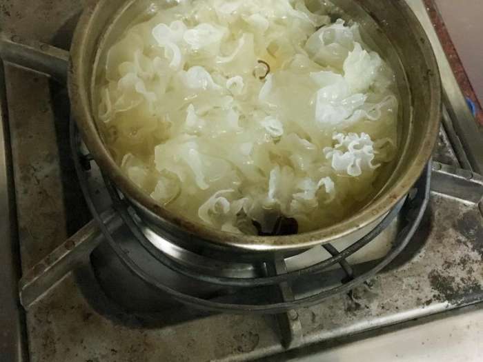 燕窝银耳桃胶莲子羹,冰糖雪梨银耳汤美容养颜