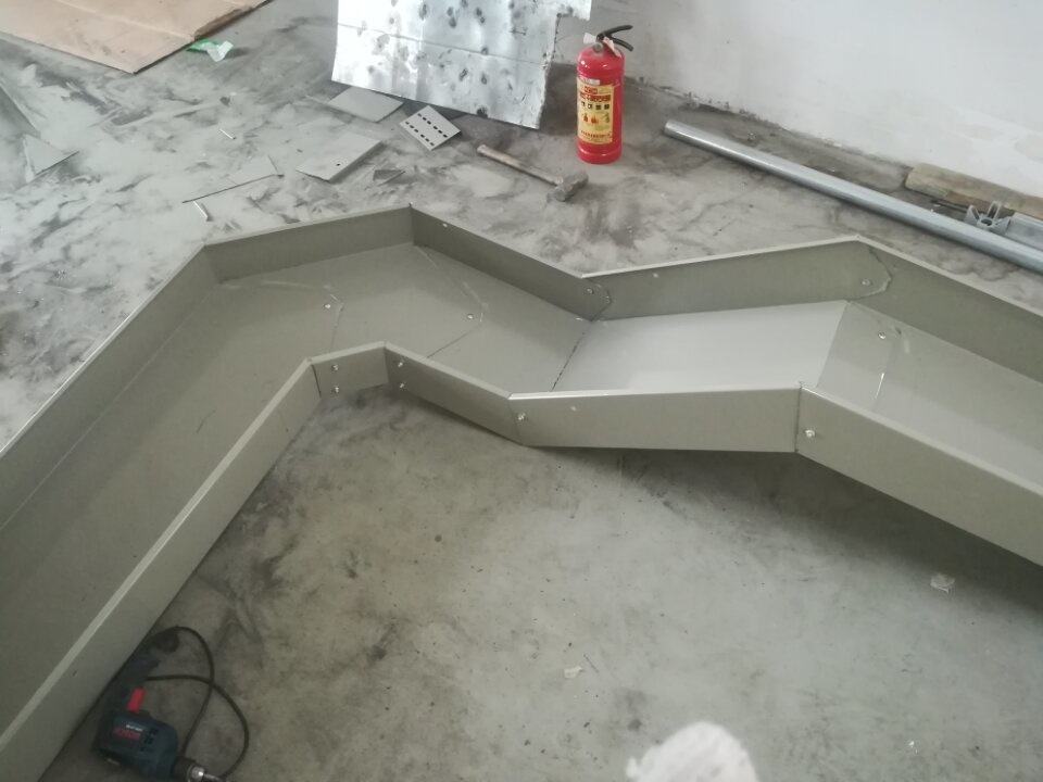 简单实用的桥架弯头做法,最简单的九十度桥架弯头制作方法