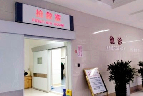 16天宝宝吐奶有血丝,100天宝宝吐奶是鲜红色是怎么回事