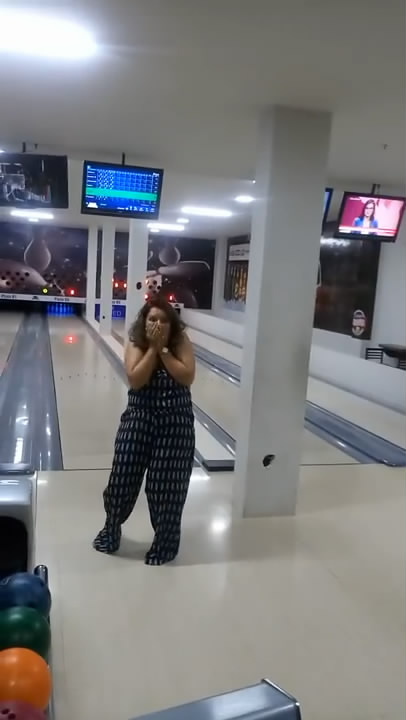 她是保龄球界的神奇女侠，一出手把显示器砸个窟窿