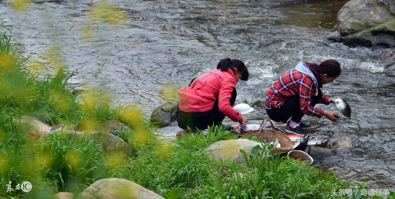 孩子满月，受我家多年恩惠的堂姐只送旧衣服，扔回去却挨了打