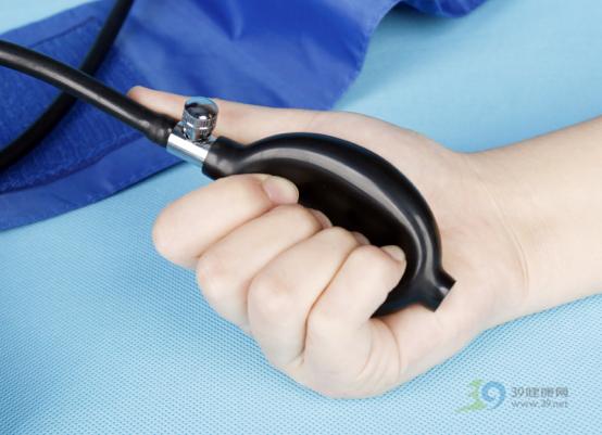 家用简单血压计怎么用视频教程,使用台式血压计时低压以何为准