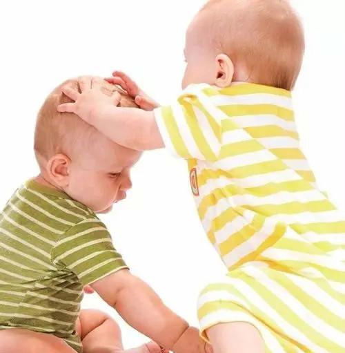 两岁孩子经常打人怎么办,两岁宝宝老打人怎么教育