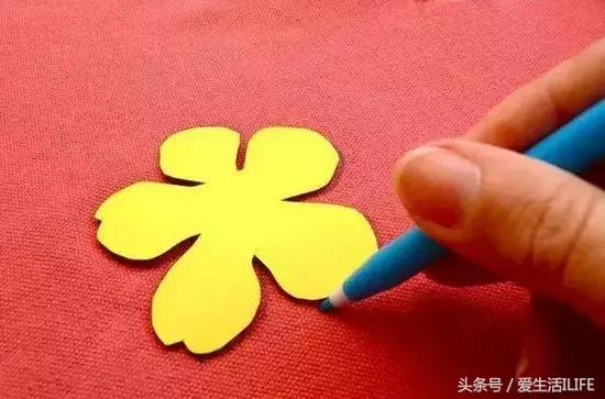 破洞衣服照样补出时尚来，衣物破损修补方法