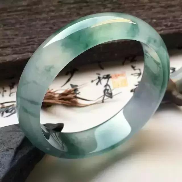 找谁说理去？30000买一只“翡翠”手镯，现在只值3000了？