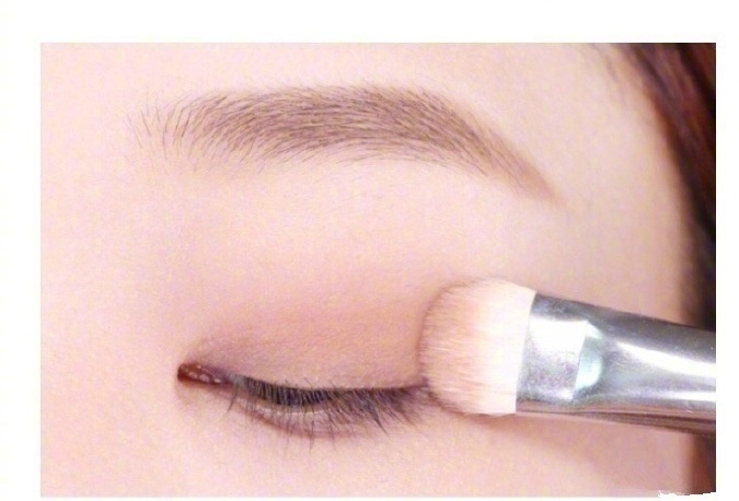 日常大地色眼妆画法，提升气质只要“轻轻一抹”就OK了