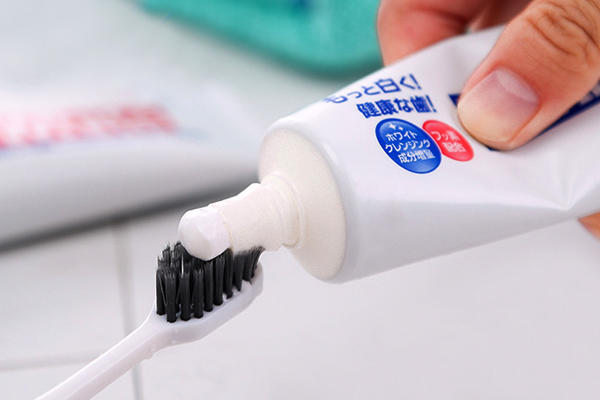 牙齿特别黄想什么办法能让它白,牙齿很黄怎么让它变白啊