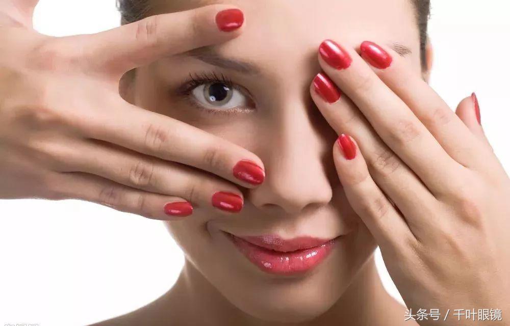 什么隐形眼镜防干水戴着不干涩,什么牌子的隐形眼镜不干燥