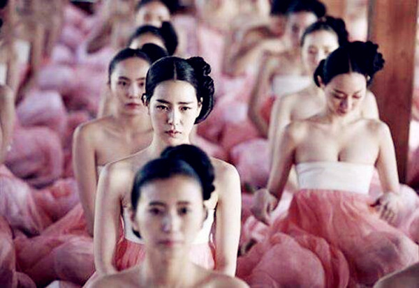 不愧是纳妾的王朝，连清官海瑞都买美娇娘，史可法临战被正室催逼