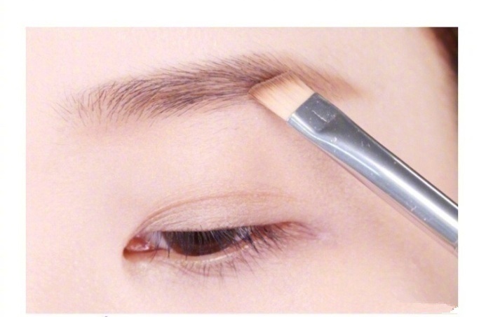 日常大地色眼妆画法，提升气质只要“轻轻一抹”就OK了