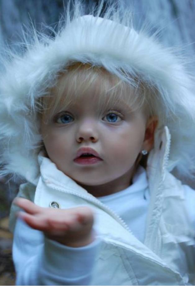 她才2岁被母亲“卖出”千万，神似芭比娃娃，从小被化妆品荼毒！