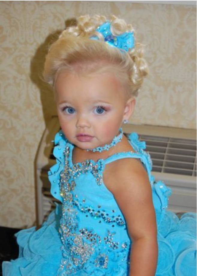 她才2岁被母亲“卖出”千万，神似芭比娃娃，从小被化妆品荼毒！