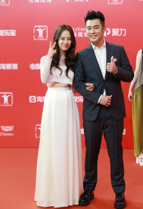 怎样牵女孩子的手最自然,教你一招牵到女孩的手