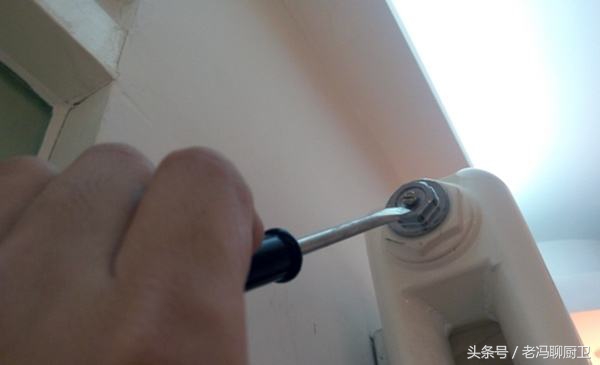 暖气片为什么上半截热下半截不热,三组暖气片最后一组不热怎么回事