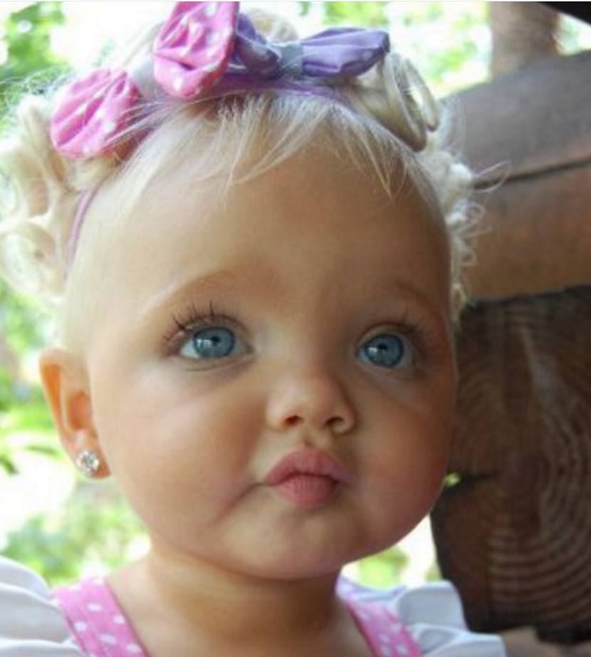 她才2岁被母亲“卖出”千万，神似芭比娃娃，从小被化妆品荼毒！