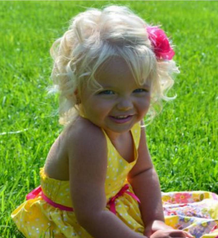 她才2岁被母亲“卖出”千万，神似芭比娃娃，从小被化妆品荼毒！