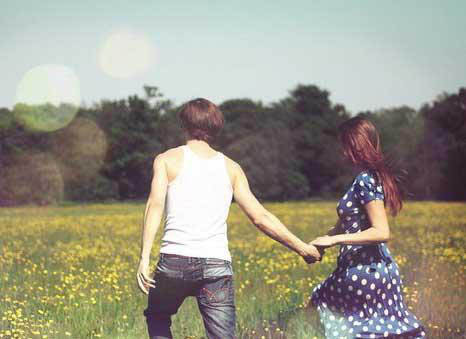 怎样牵女孩子的手最自然,教你一招牵到女孩的手
