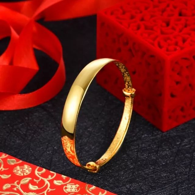 中国传统首饰手镯戒指耳饰,戴戒指的项链有什么寓意?