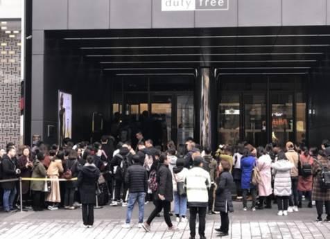 韩国免税店被中国代购包场,韩国免税店中国游客排队现象