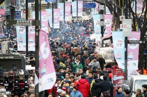 韩国免税店被中国代购包场,韩国免税店中国游客排队现象