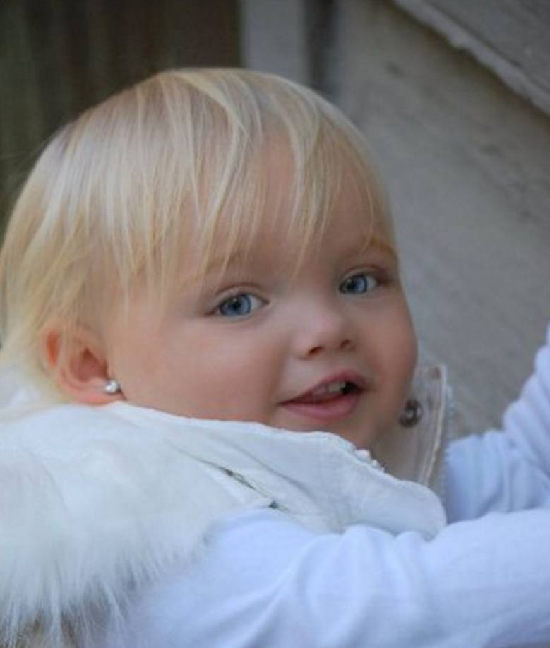 她才2岁被母亲“卖出”千万，神似芭比娃娃，从小被化妆品荼毒！