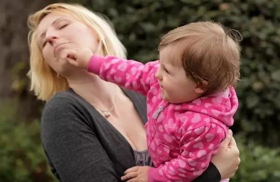 一岁宝宝喜欢打人掐人怎么办,儿童喜欢掐人打人怎么回事