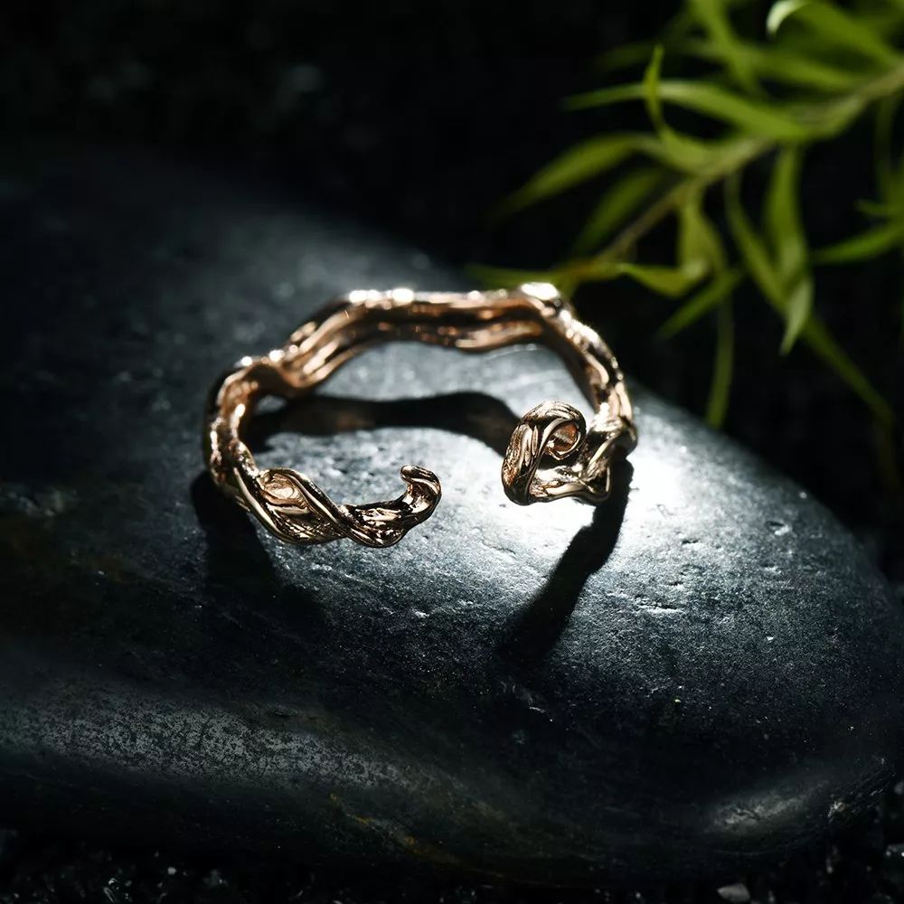 中国传统首饰手镯戒指耳饰,戴戒指的项链有什么寓意?