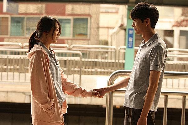 怎样牵女孩子的手最自然,教你一招牵到女孩的手