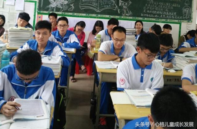 儿子早恋妈妈调侃被女朋友管得严,初中男孩早恋妈妈怎么沟通