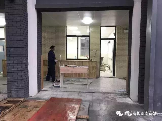 这所学校提前搬校区，家长纷纷抱怨“装修还没搞完呢，不放心”