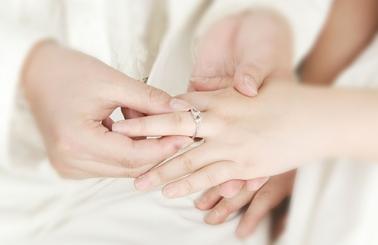 戒指卡在手上怎么去掉,戒指卡在手里拿不出来怎么办