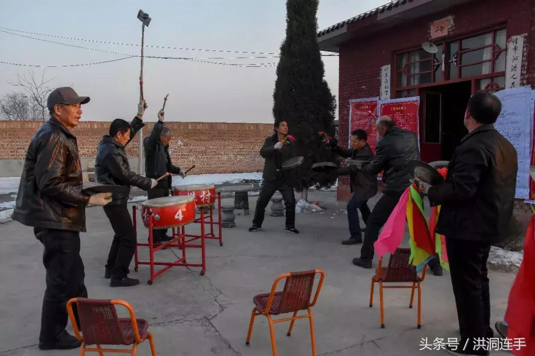 洪洞樊村这群老汉儿真乐哉，威风锣鼓敲得就是美！