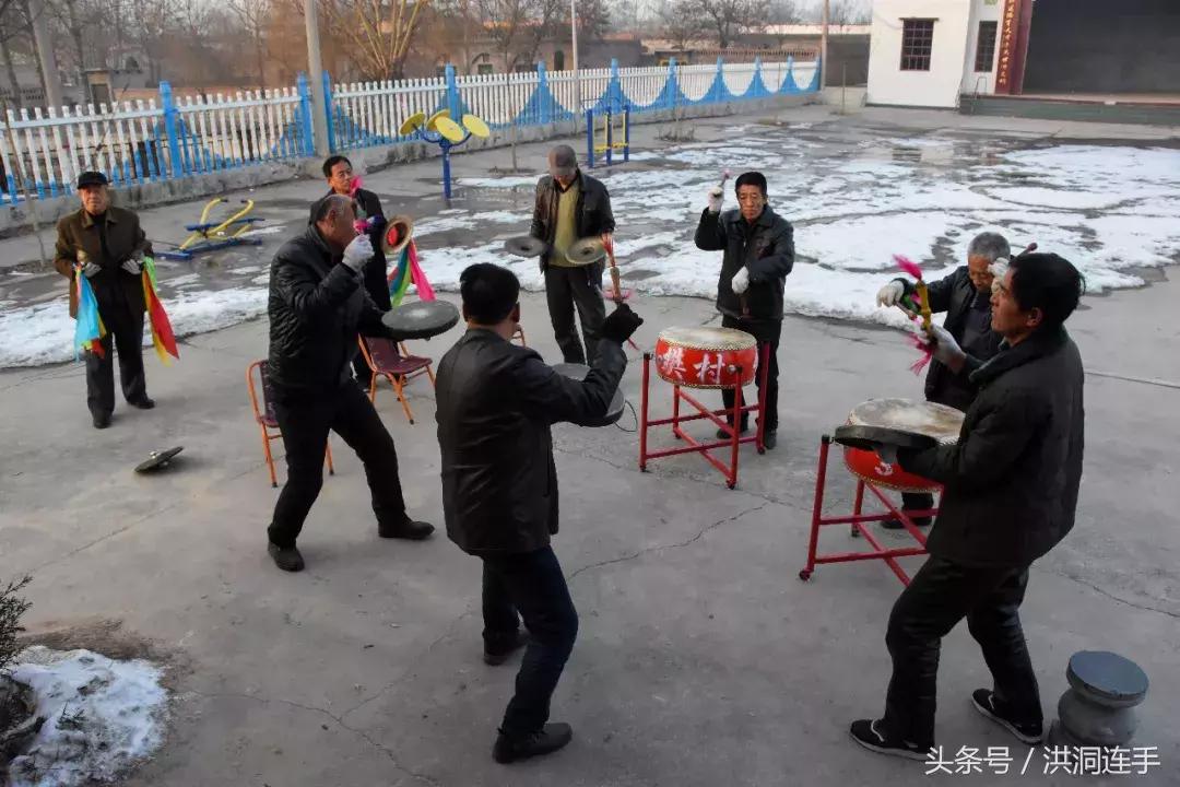 洪洞樊村这群老汉儿真乐哉，威风锣鼓敲得就是美！