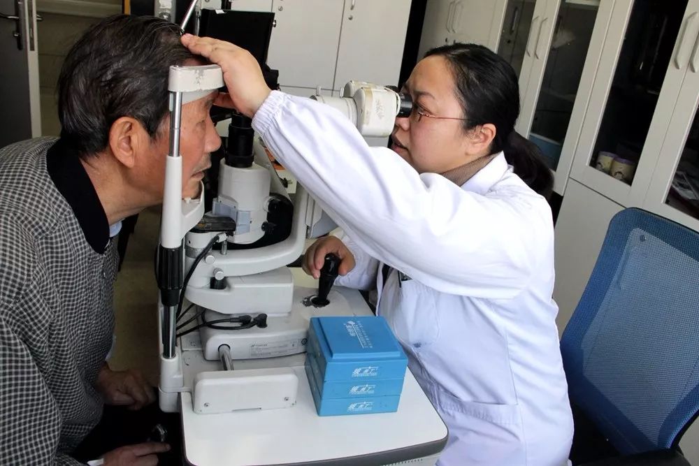 在小小眼球上，三台手术同时进行，不服不行！