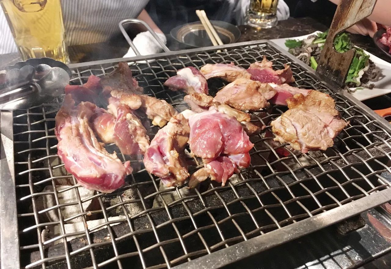 从爱吃羊肉的独生女，到池袋烤全羊店老板娘！文末送本报读者终身优惠券！