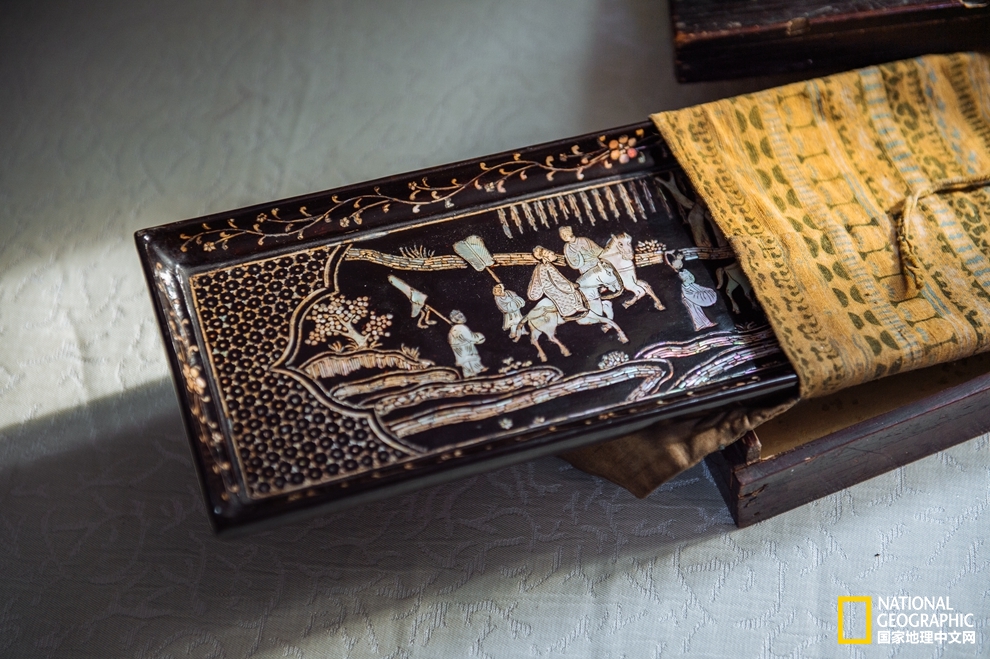 螺钿漆器之打磨,七彩斑斓的螺钿漆器