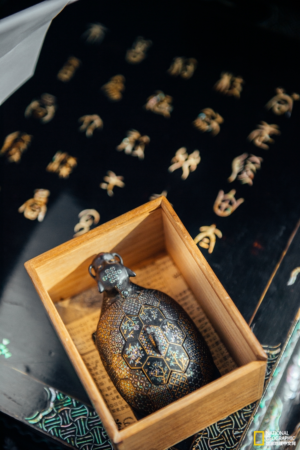 螺钿漆器之打磨,七彩斑斓的螺钿漆器