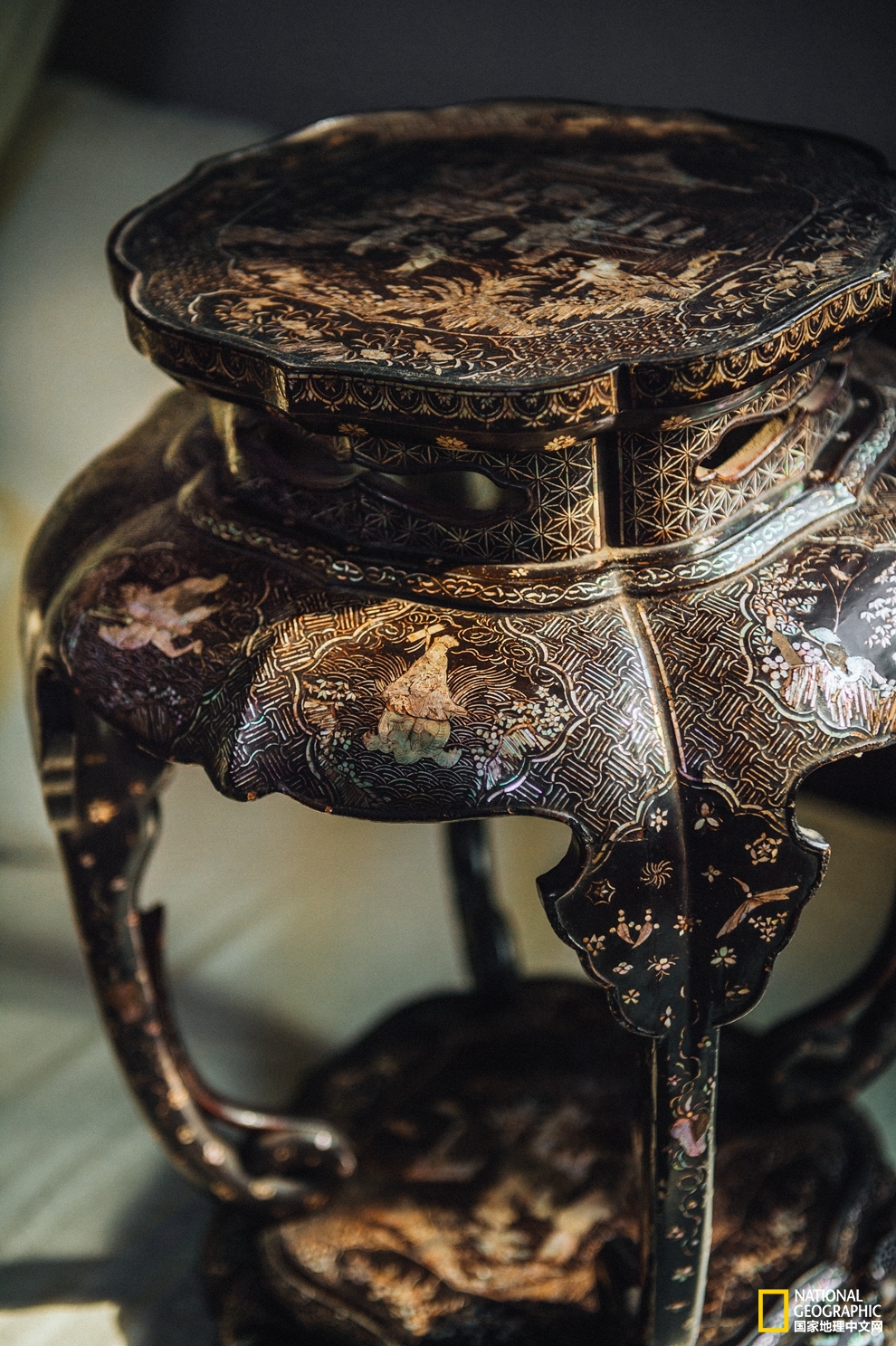 螺钿漆器之打磨,七彩斑斓的螺钿漆器