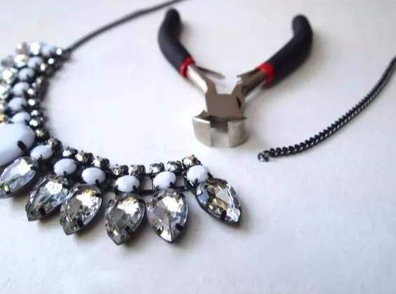 她拿这个擦一擦包包，立马变得和新的一样！