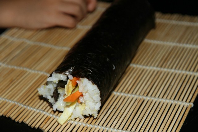 假期在家带娃做美食,简单易学在家就能做的紫菜包饭