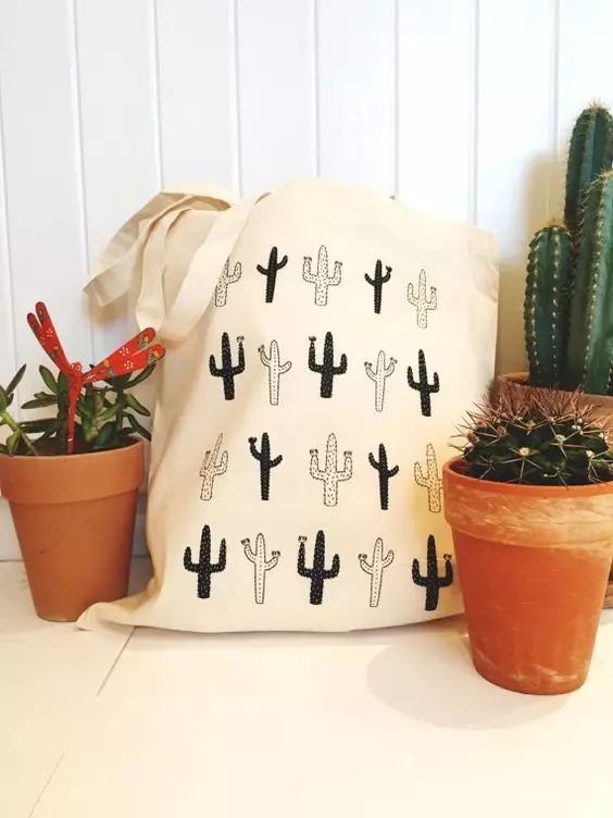 她拿这个擦一擦包包，立马变得和新的一样！