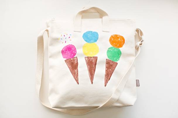 她拿这个擦一擦包包，立马变得和新的一样！