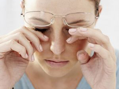 眼药水可以滴在黑眼球上吗,滴眼药水不能滴黑眼珠上