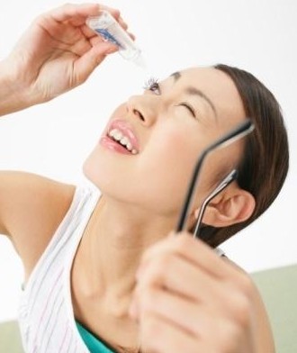 眼药水可以滴在黑眼球上吗,滴眼药水不能滴黑眼珠上